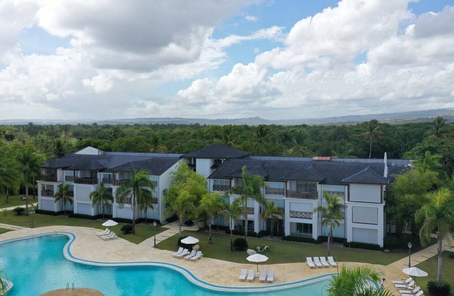 Golf, gym, tennis & pool—right on a tropical beach!
