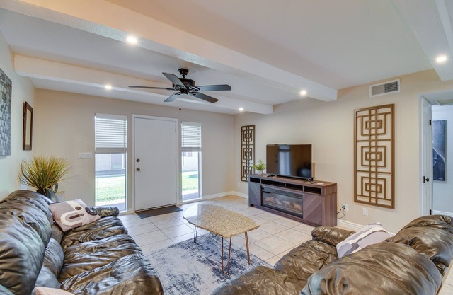 Golf, Shop & Hike: Youngtown Hideaway!