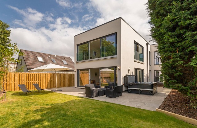 Golf View Garden Apartment with Hot Tub