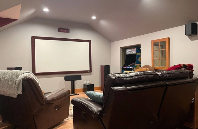 Gorge Getaway!.Custom Home w/Heated Pool/Hot tub/Sauna/Theatre room