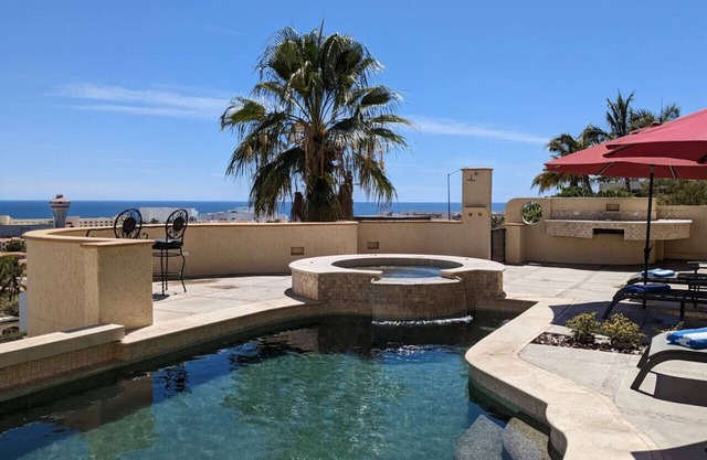 Gorgeous 3 BR Villa Ocean View, Pool /Jacuzzi