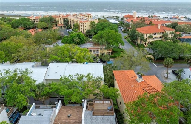 Gorgeous 4-bedroom townhome, sleeps 12 and only 700 steps to the beach!