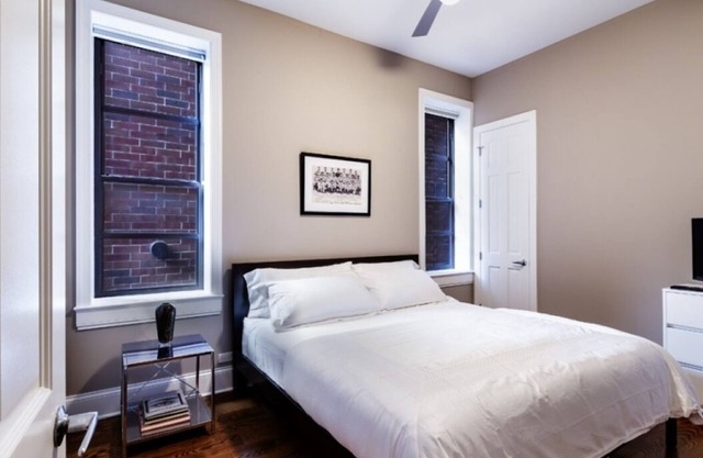 Gorgeous 4 Bedroom with Pool Table steps from Wrigley Field Sleeps 9