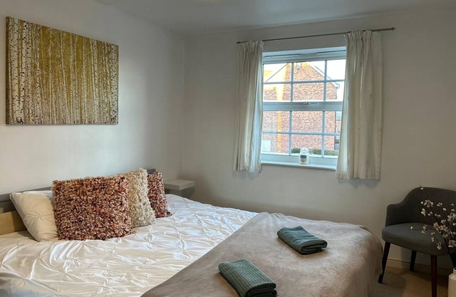 Gorgeous apartment - attentive host + free parking