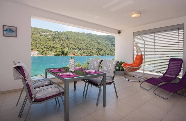 Gorgeous apartment in Grebastica