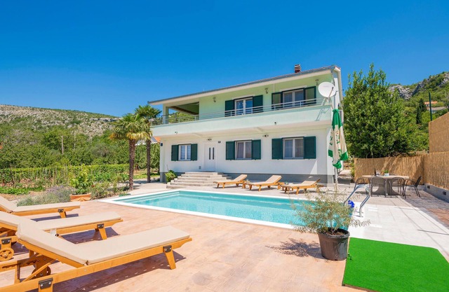 Gorgeous apartment in Kresevo with WiFi