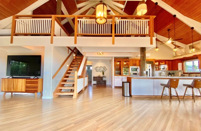 Gorgeous Home Across from Beach - 5 BR + Opt. Cottage/4 Bath/AC