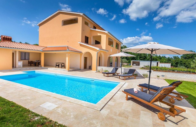 Gorgeous home in Divsici with WiFi