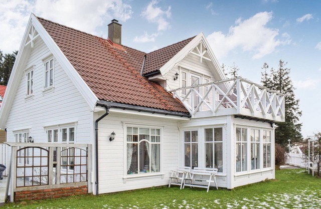 Gorgeous home in Fjell with WiFi