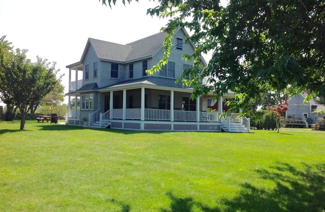 Gorgeous home in PRIME LOCATION- close to everything with air conditioning