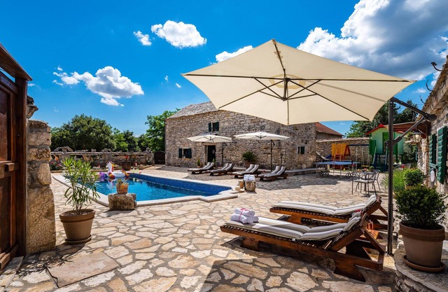 Gorgeous home in Zelengrad with kitchen