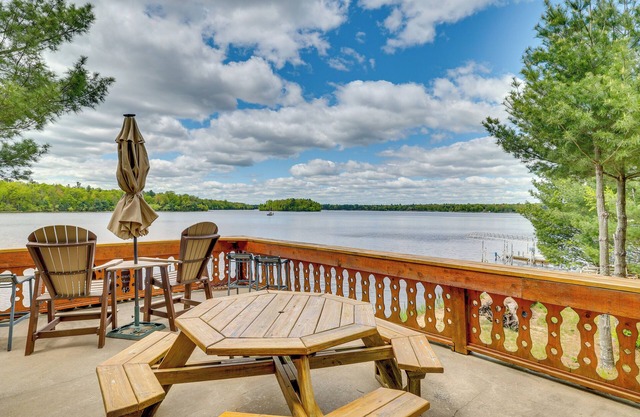 Gorgeous Lake Arbutus Getaway w/Dock & Boat House