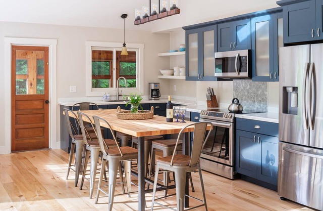 Gorgeous Lake & Mountain Chalet