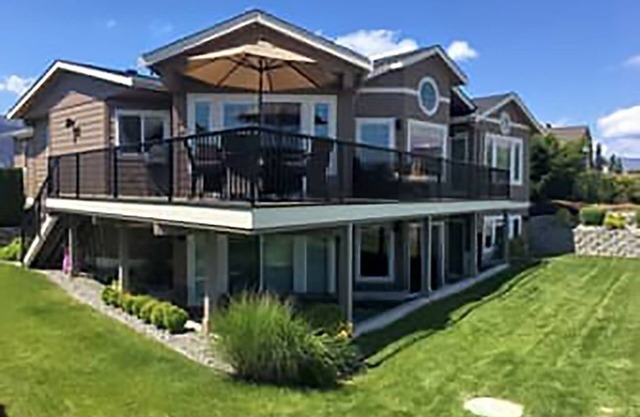 Gorgeous lake view home w/hot tub