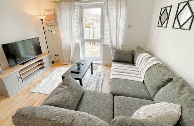 Gorgeous modern 4-bed w/garden