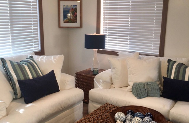 Gorgeous Modern Remodel- Steps to the Beach and a Short Walk to Downtown Laguna!