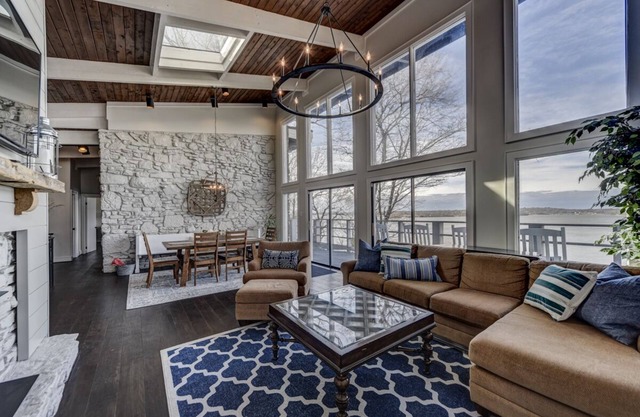 GORGEOUS & Newly Renovated Lake House in Nashville with sunset views