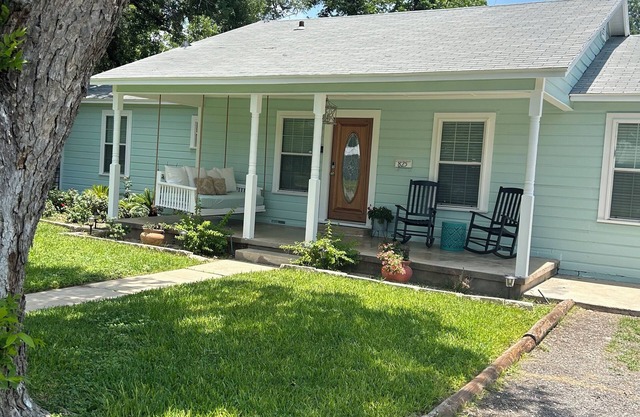 Gorgeous quiet and cozy 3 bedroom/2 bathroom home awaits you!