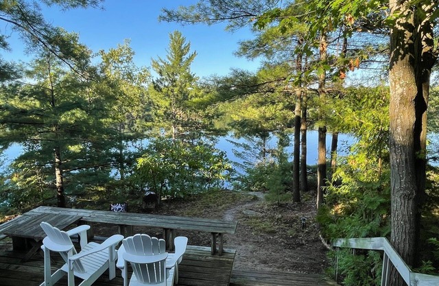Gorgeous Renovated Lake Cottage! 300ft lake frontage