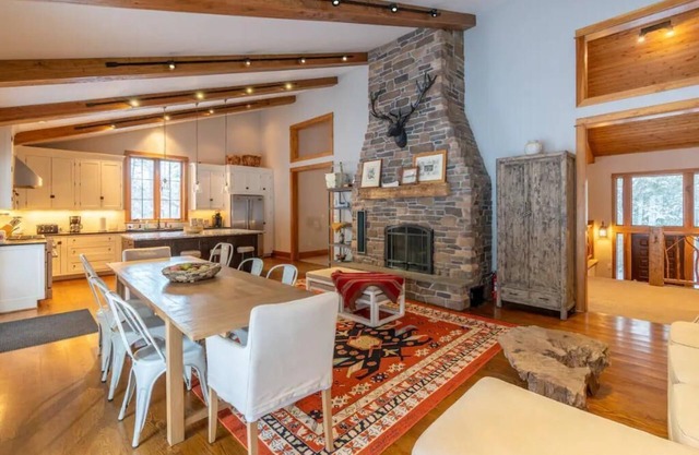 Gorgeous Renovated Home With Mirror Lake Access!