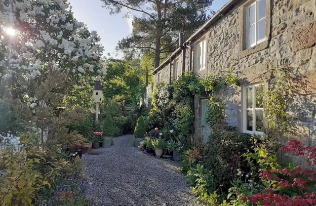 Gorgeous romantic cottage retreat, with gardens & Peak District views