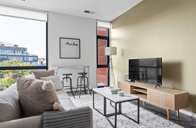 Gorgeous Shaw Studio w/Gym & Doorman, nr Nightlife, by Blueground