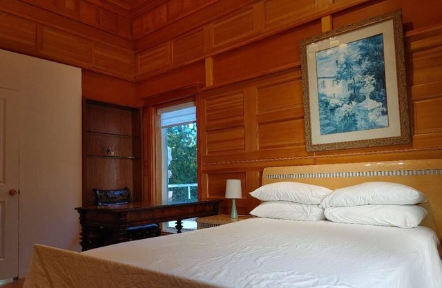 Gorgeous & Spacious Mansion with Ocean & Mountain View (hot tub included)