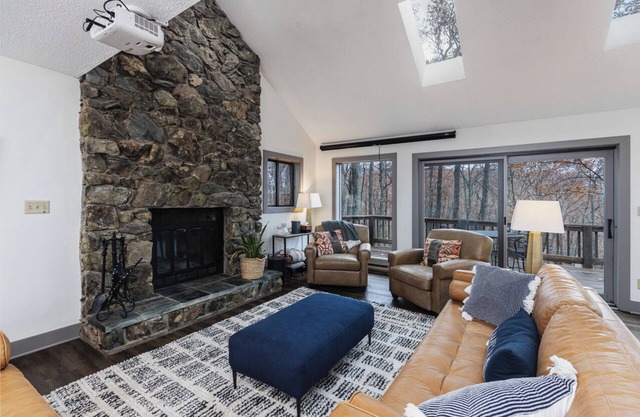 Gorgeous, spacious 4 bedroom home in Wintergreen Resort