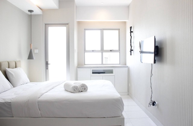 Gorgeous Studio at Mekarwangi Square Apartment with Mountain View