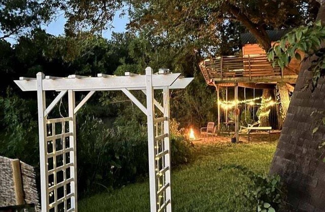 Gorgeous Tree House Rental with Lake Views for Glamping in Texas