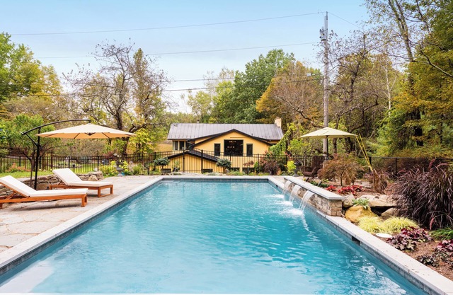 Gorgeous Tuscan inspired private oasis, Heated pool, 5 min to Woodstock