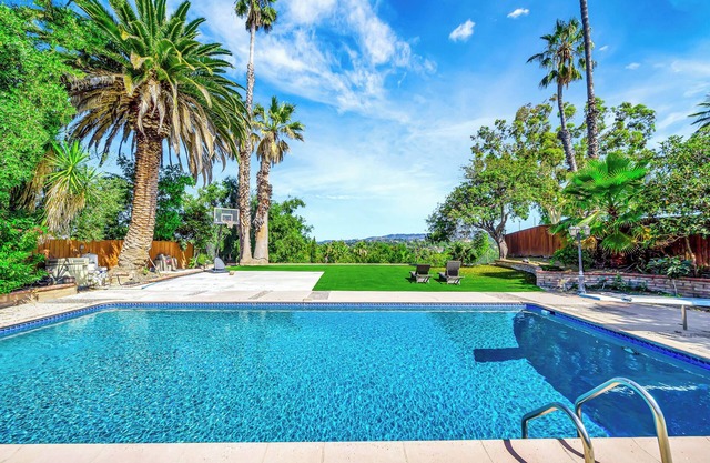 Gorgeous Valley View 3BR House W/Huge Pool & Basketball!