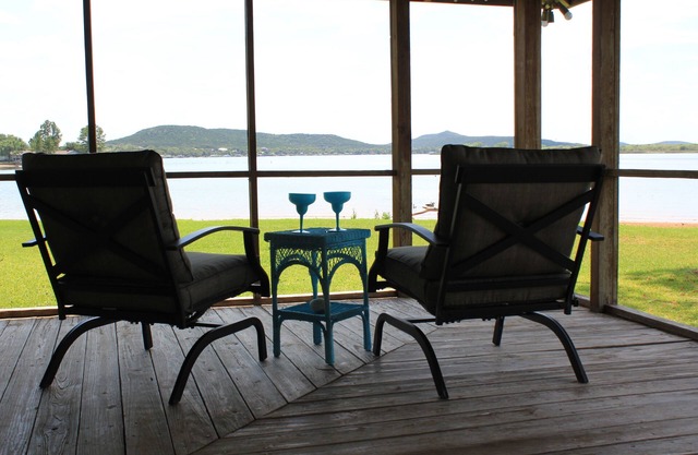 Gorgeous views! Renovated waterfront. Cozy retreat. Super clean!