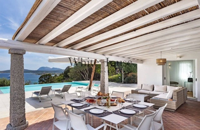 Gorgeous Villa by the sea with private pool and 4 rooms