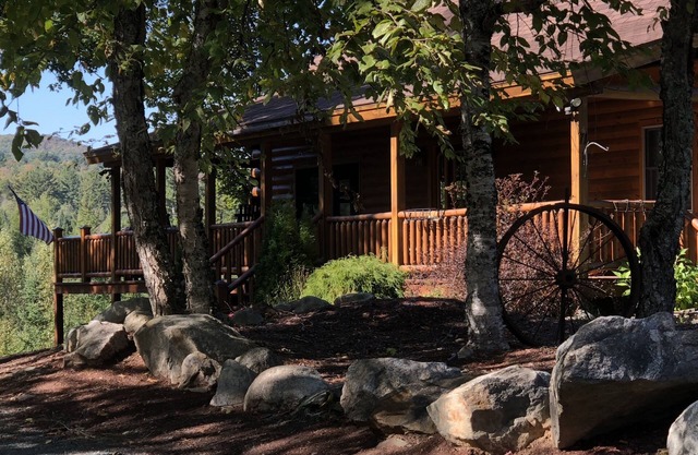 Gorgeous White Mountain Log Home in Franconia - Hike, Bike, Golf, Ski and More!