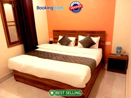 Goroomgo GP Lake View Mall Road Nainital - Prime Location & Luxury Room - Excellent Customer Service Awarded