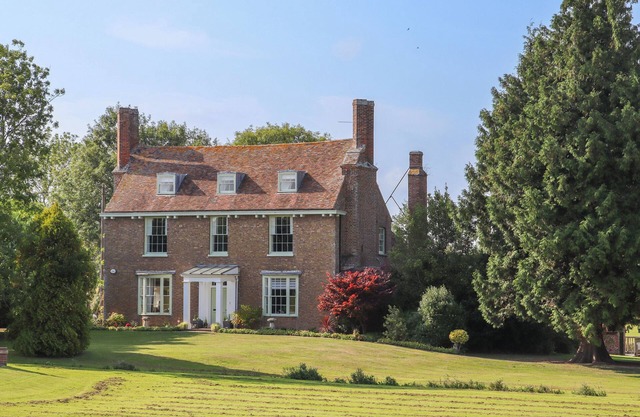 GOSS HALL, pet friendly, character holiday cottage in Sandwich