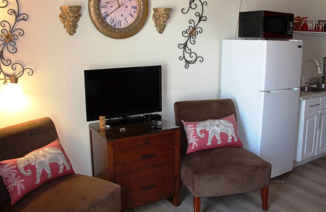 Gouda Room in Holland House. Close to the Beach in Naples on the Gulf
