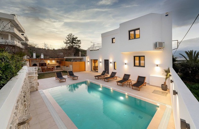 Villa Calma BOHO Style,family friendly, salt water Pool, large home