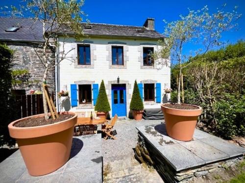 Granary at Kergudon Gîtes, family gîte with pool