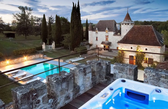 Grand Castle in Saint Caprais de Lerm with Sauna & Bubble Bath