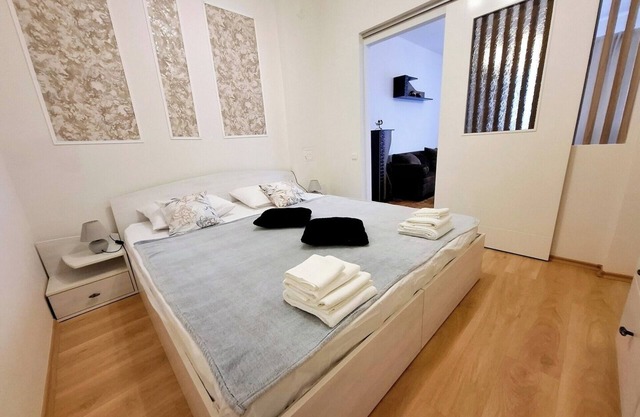 Grand Central Elegance - 2BR