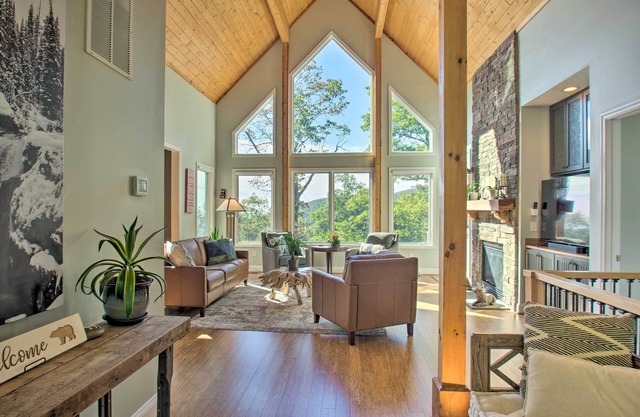 Grand Chalet w/Hot Tub - Near Wintergreen Resort