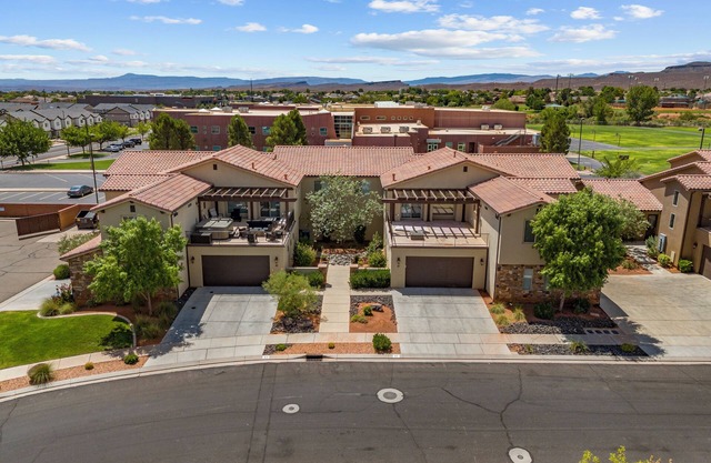 Grand Elite Retreat - 2 side by side units, sleeps 62