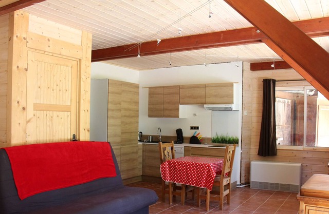 Grand Studio independent between lake and mountains at the foot of Semnoz