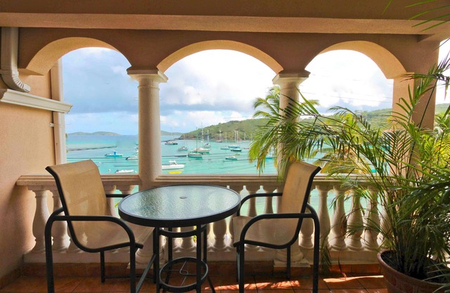 Grande Bay, SURFSIDE Renovated Beachfront studio, WIFI, Great Views