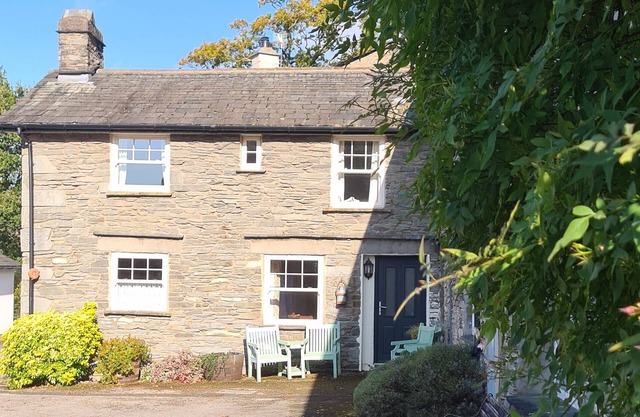 GRASMERE, Hollens Farm Cottage sleeps 4, close to village, parking & WiFi.
