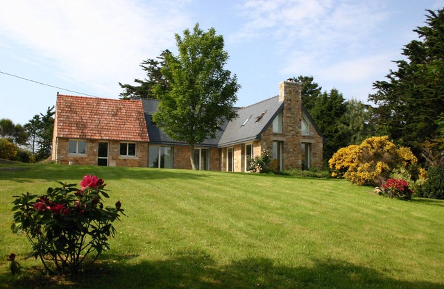 Grde house, 100m beach, nature, 5 bedrooms + bathroom/wc private, disabled ideal Trégastel