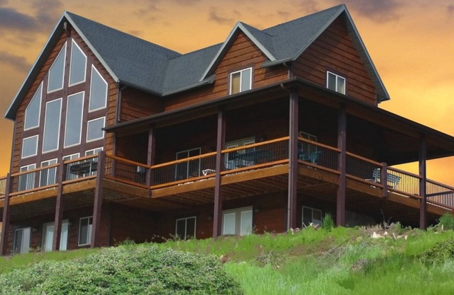 Great area for Fall getaway! Great view, Game Room, Foam Pit, Rock wall.
