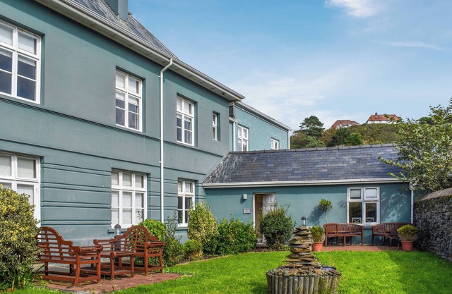 Great ground floor apartment in the heart of Aberystwyth with shared hot tub.